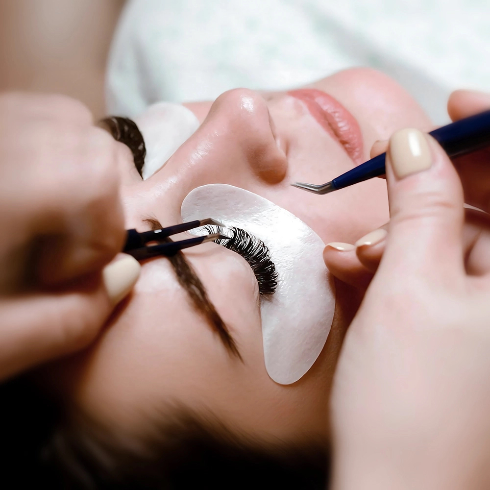 Vippebehandling i gang hos Alev Beauty