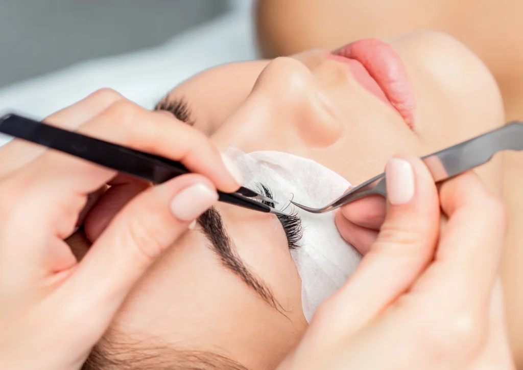 Vippebehandling i gang hos Alev Beauty